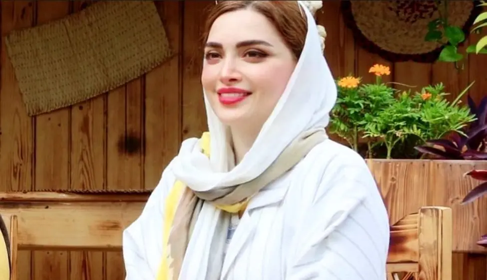 پاپاراتزی ایرانی,؛ ترسیدن بهنوش طباطبایی از پیرمردِ موبایل به دست در نمایشگاه کتاب!  + ویدئو