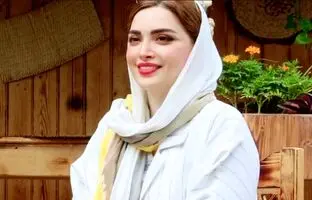 پاپاراتزی ایرانی,؛ ترسیدن بهنوش طباطبایی از پیرمردِ موبایل به دست در نمایشگاه کتاب!  + ویدئو