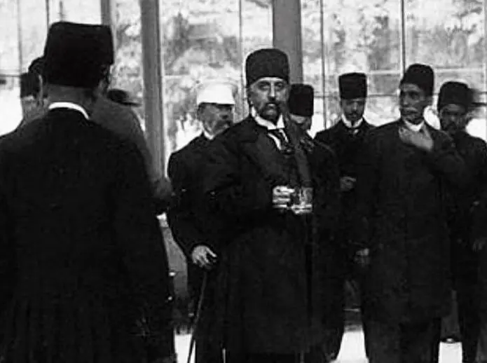  سفر به عصر قاجار؛ «عکس ما است، وقتی که آب می‌خوریم»! + عکس