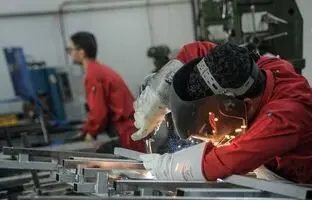 
دستمزد کارگران برای سال ۱۴۰۴ چقدر بالا می‌رود؛ ۷۰ درصد یا ۴۰ درصد؟
