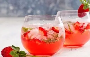 شربت توت فرنگی؛ نوشیدنی خنک و خوشمزه تابستانی