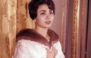 عکس قدیمی؛ «فرح» 19 ساله در اتاق دانشجویی‌اش در پاریس؛ سال 1336 