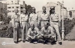 عکس یادگاری سربازان آمریکایی در میدان بهارستان!