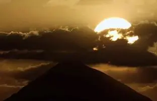  طلوع خورشید بر فراز دماوند از چشم‌انداز توچال + ویدئو