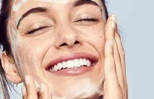 راز پوست شفاف و روشن؛ با این 5 شوینده پوستت رو چند درجه روشن‌تر کن!