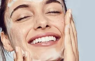 راز پوست شفاف و روشن؛ با این 5 شوینده پوستت رو چند درجه روشن‌تر کن!