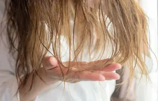 ۷ روش ساده برای رطوبت رسانی به مو