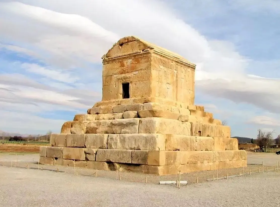 مقبرۀ کوروش کبیر؛ یک قرن قبل + تصویر