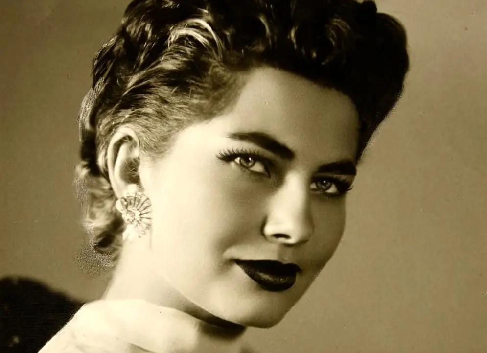 عکس قدیمی: ثریا و شاه پشت نیمکت مدرسه در سال 1332 + عکس