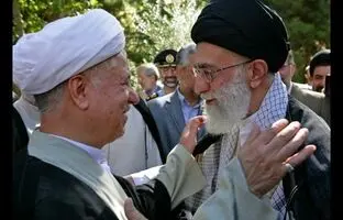 هاشمی رفسنجانی در حال دریافت نشان فتح از دست رهبر انقلاب؛ سال ۶۸ 