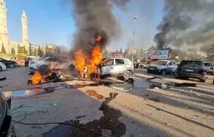 لحظه برخورد موشک به سمند صادراتی مقابل چشم مردم در بمباران محل تجمع تروریست‌ها در حلب توسط روسیه + ویدئو