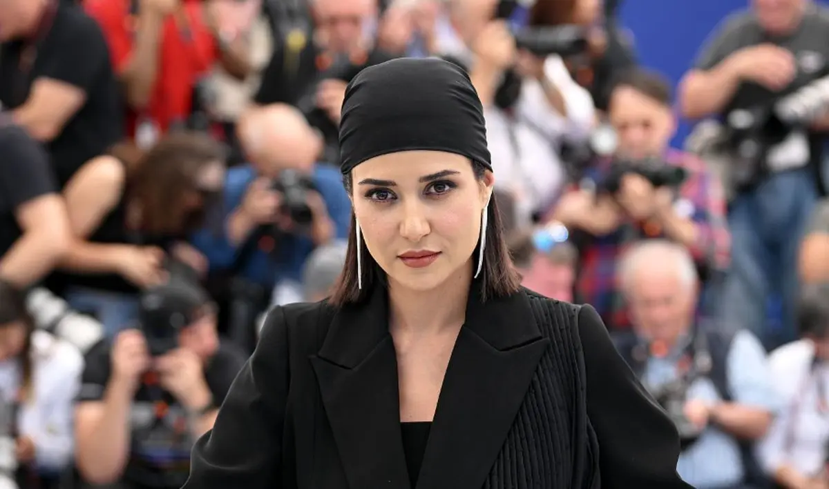 پاپاراتزی ایرانی؛ پریناز ایزدیار و سها نیاستی قبل از ورد به جشنواره کن + ویدئو