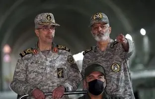 سفر در زمان؛ «سرلشکر باقری در حال گریه کنار پیکر سردار سلیمانی»؛ سال 98 
