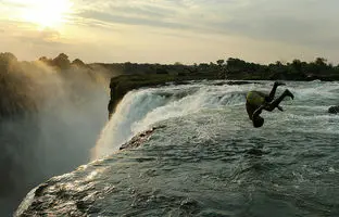 ترسناک‌ترین استخر دنیا؛ شنا روی لبه مرگ + ویدئو