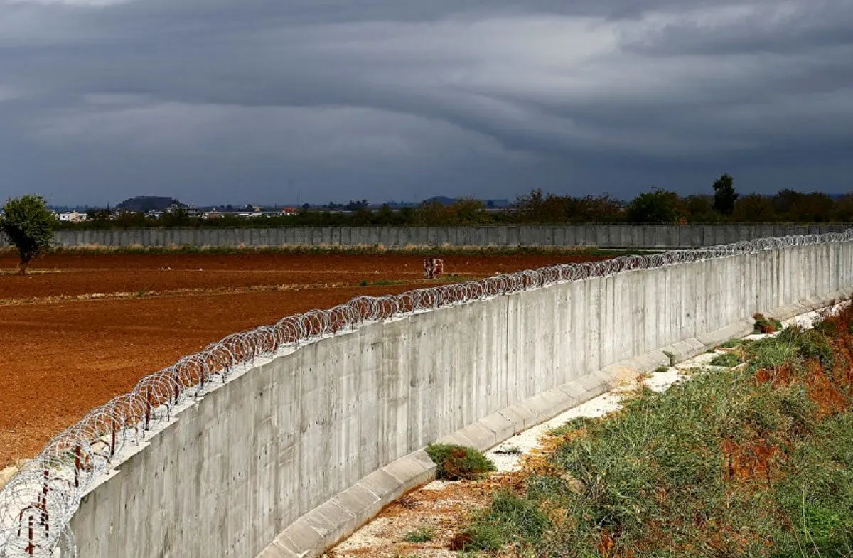 (ویدئو) کندن زمین توسط مهاجرین غیرقانونی افغانستانی برای ورود به خاک ترکیه