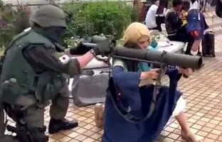 (ویدئو) آموزش استفاده از نارنجک‌انداز در ژاپن به یک شهروند زن در خیابان