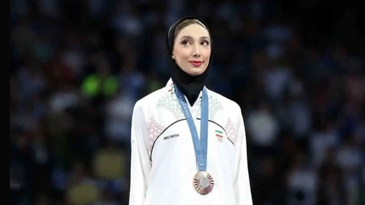 (عکس) تیپ و استایل متفاوت مبینا نعمت‌زاده کنار خودرو سوپرلاکچری
