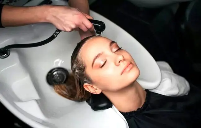سندرم سکته در سالن زیبایی؛ شستشوی موی سر در آرایشگاه می‌تواند خطرناک باشد
