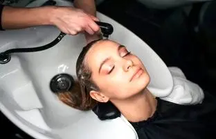 سندرم سکته در سالن زیبایی؛ شستشوی موی سر در آرایشگاه می‌تواند خطرناک باشد
