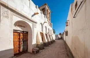 سفر به بندر کنگ؛ ملاقات با سانتورینی ایران