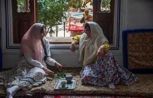  چرت زدن گلاره عباسی در پشت صحنه سریال بامداد خمار 