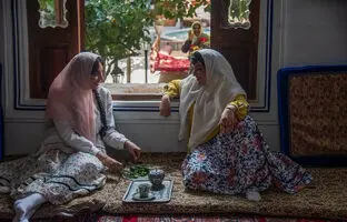  چرت زدن گلاره عباسی در پشت صحنه سریال بامداد خمار 