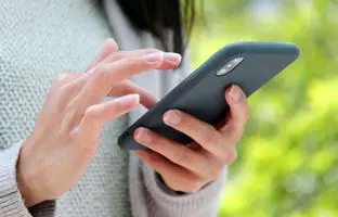  علت چک کردن مداوم گوشی(دلیل روان‌شناسی )