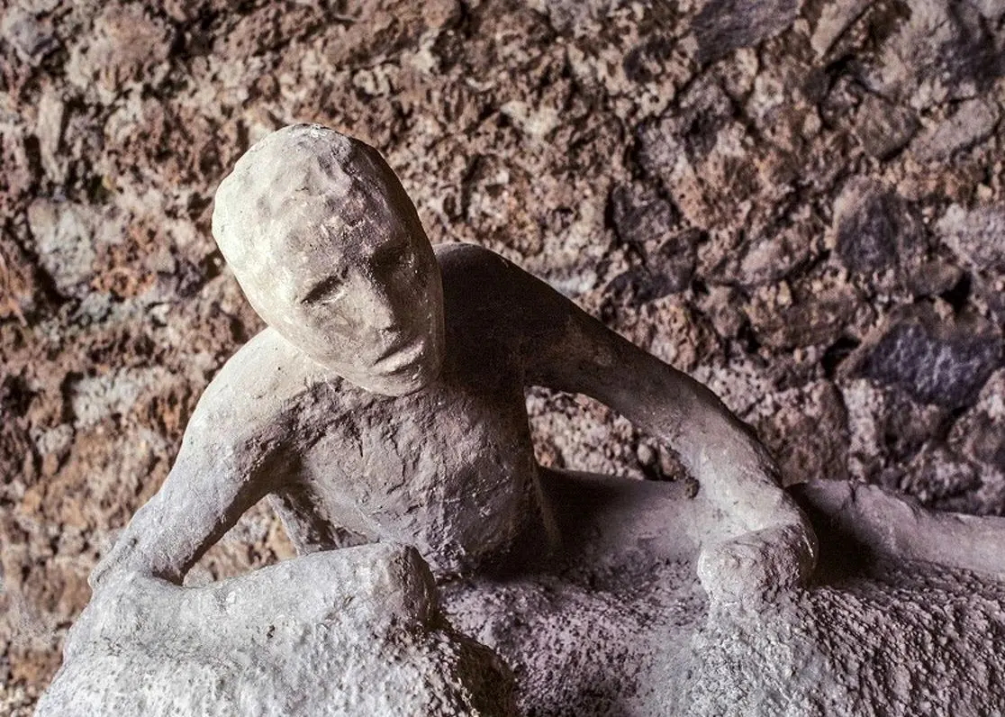 عجیب‌ترین اخبار علمی سال ۲۰۲۴؛ از پرواز اسب‌های آبی تا معمای مردگان پمپئی