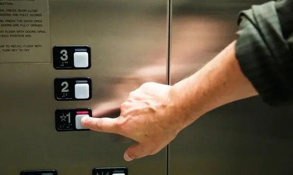 آسانسور عمرتان را کم می‌کند!