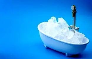 حمام یخ واقعاً مفید است؟/ کدام سلبریتی‌ها این کار را انجام می‌دهند؟