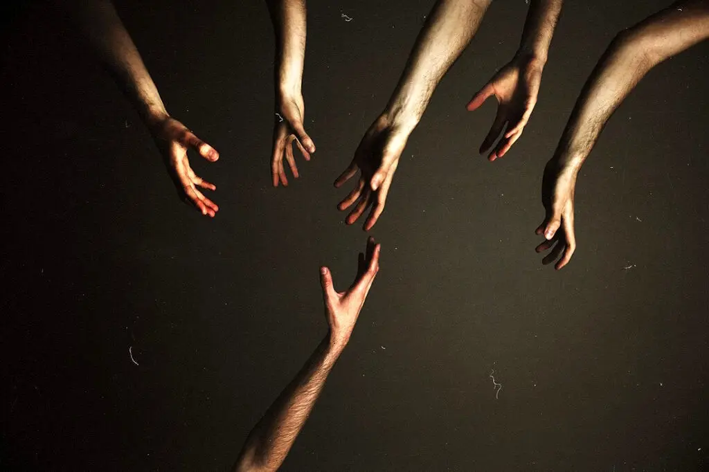 چطور به کسی که افکار خودکشی دارد کمک کنیم؟/ ۸ روش تشویق مردان به گشودن سفره دلشان