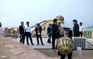  نقاره‌زنی در حرم رضوی همزمان با فعال شدن پدافند هوایی مشهد + ویدئو