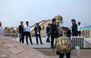  نقاره‌زنی در حرم رضوی همزمان با فعال شدن پدافند هوایی مشهد + ویدئو