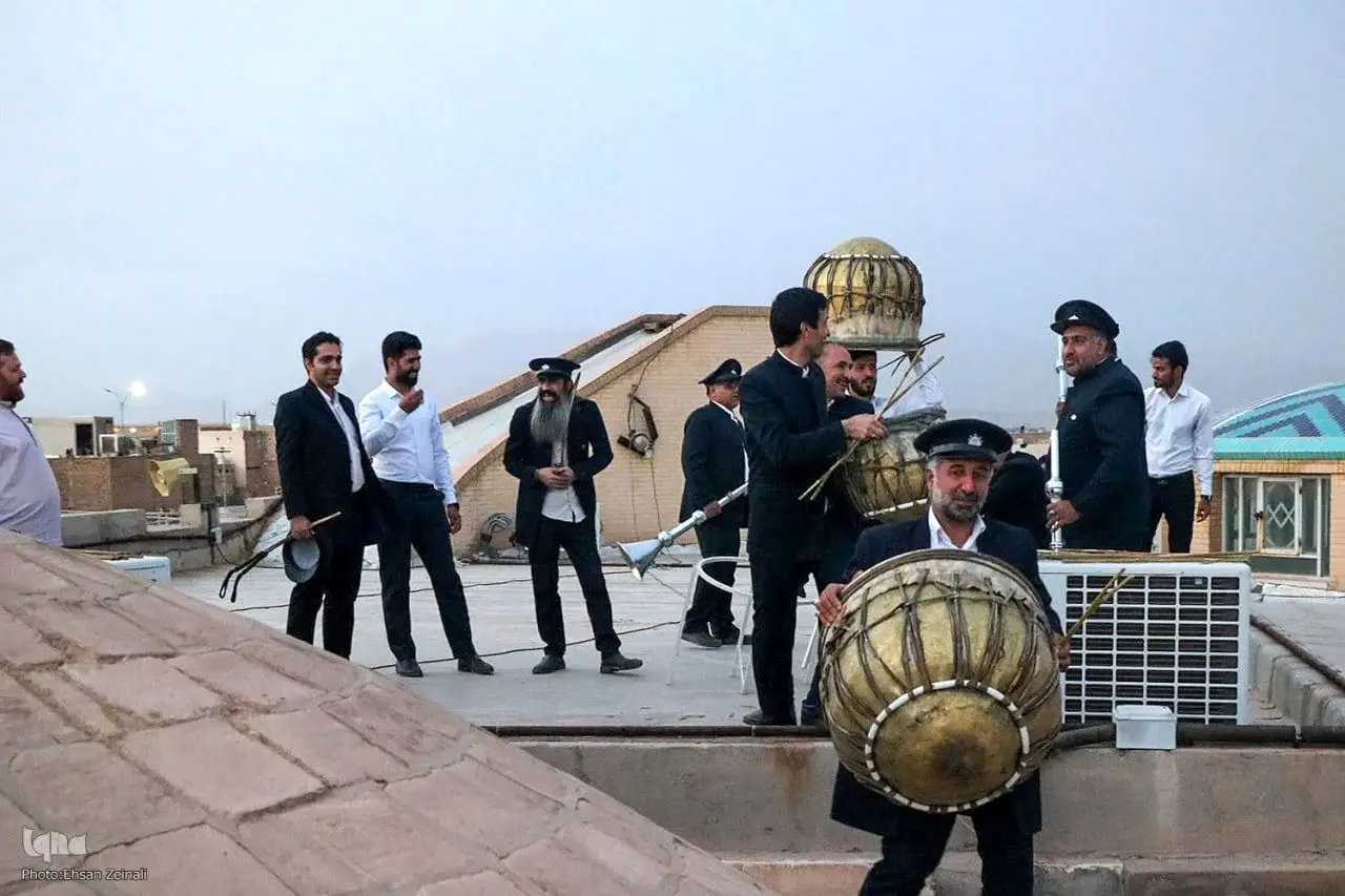  نقاره‌زنی در حرم رضوی همزمان با فعال شدن پدافند هوایی مشهد + ویدئو