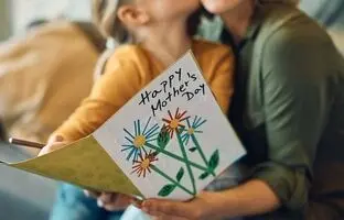 
روز مادر در تقویم سال ۱۴۰۳ چندشنبه است؟
