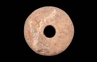  کشف حلقه‌ای با نماد «صلیب شکسته» در بقایای یک کارخانۀ 700 ساله 