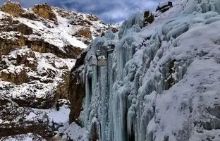 ماجراجویی در دل معروف ترین آبشارهای یخی ایران | از آبشار یخی تهران تا همدان