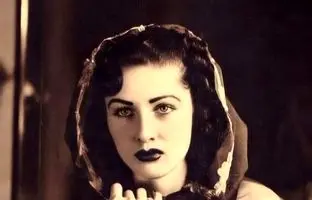 سفر به تاریخ؛ «فوزیه و محمدرضا پهلوی» در حال کیک خوردن در دوران نامزدی 