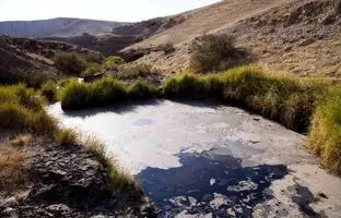 
چشمه‌های قیر ماماتین رامهرمز؛ ترسناک‌ترین چشمه ایران که شبیه یک جهنم واقعی‌ست!
