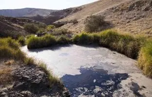 
چشمه‌های قیر ماماتین رامهرمز؛ ترسناک‌ترین چشمه ایران که شبیه یک جهنم واقعی‌ست!
