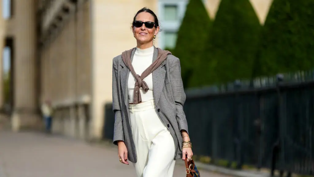 بازگشت سبک لوکس کلاسیک به ترند روز؛ چطور به ژاکت روی شانه استایل بدهیم؟