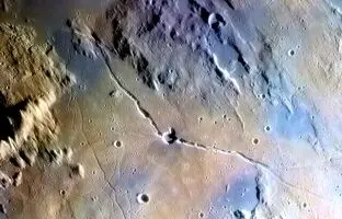 شکاف ۲۲۰ کیلومتری تماشایی در سطح ماه