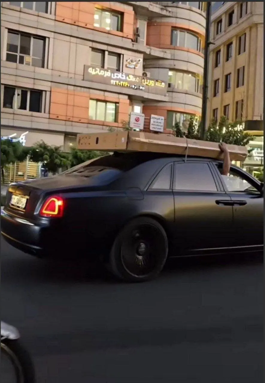 (ویدئو)حمل بار با رولزرویس در تهران!