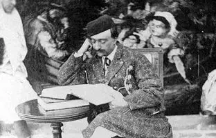 ناصرالدین‌شاه محو تماشای آکواریومی در لندن