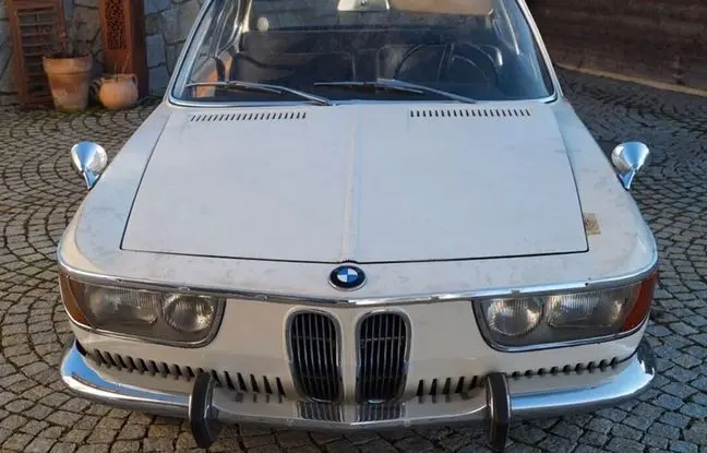 ب.ام.و ۲۰۰۰ کوپه در خیابان‌های جردن تهران دهه ۷۰