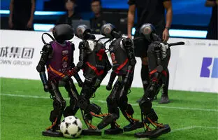 وضعیت خنده‌دار «ربات‌های فوتبالیست» چین در لیگ فوتبال ROBO با یک مصدوم! + ویدئو