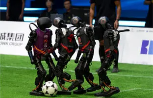 وضعیت خنده‌دار «ربات‌های فوتبالیست» چین در لیگ فوتبال ROBO با یک مصدوم! + ویدئو