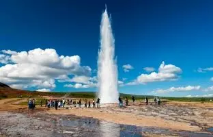 چشمه آب‌گرم عجیبی که ۴۰ متر به هوا می‌رود + ویدئو