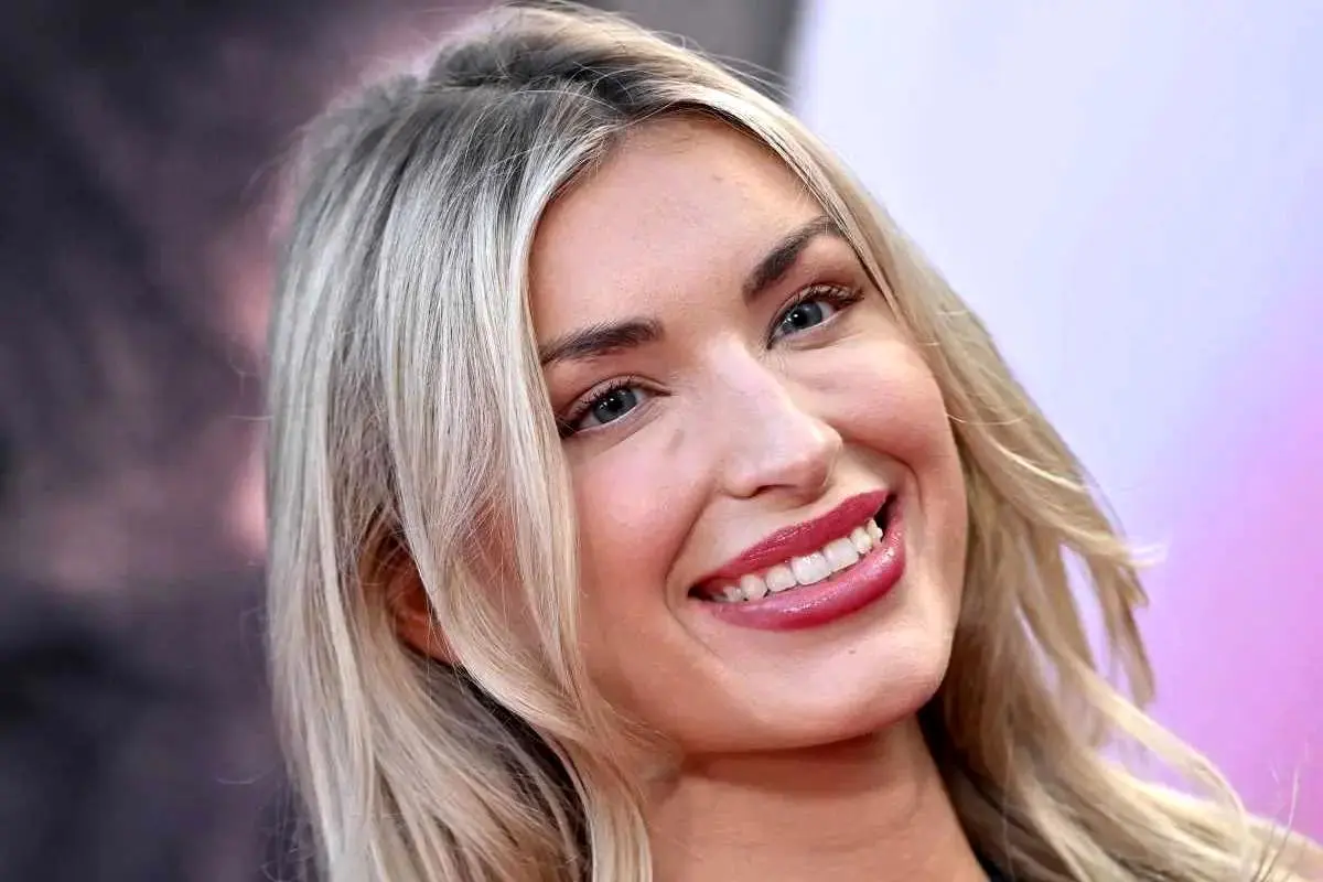 مفسر فاکس‌نیوز هنگام پخش زنده از هوش رفت و از صندلی افتاد + ویدئو