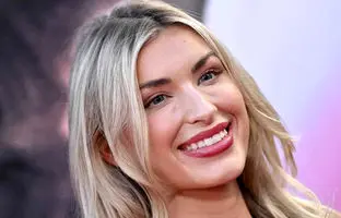 مفسر فاکس‌نیوز هنگام پخش زنده از هوش رفت و از صندلی افتاد + ویدئو